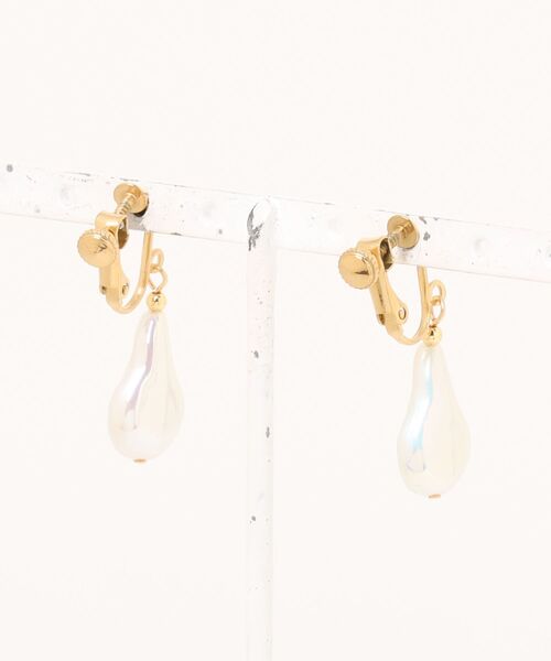 TONE SELECT GOODS（トーンセレクトグッズ）の「【Peony/ピオニー】/ステンレス　アクリルパール　ドロップイヤリング（イヤリング・レディース・シルバー/ゴールド・FREE）」の4枚目の写真