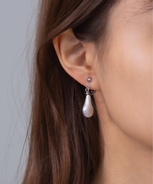 TONE SELECT GOODS（トーンセレクトグッズ）の「【Peony/ピオニー】/ステンレス　アクリルパール　ドロップイヤリング（イヤリング・レディース・シルバー/ゴールド・FREE）」の2枚目の写真