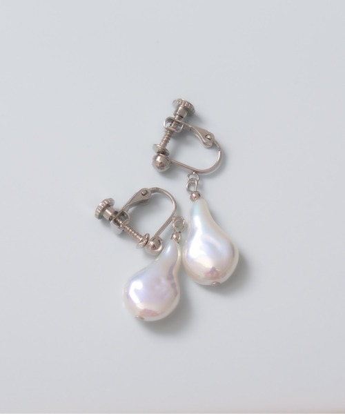 TONE SELECT GOODS（トーンセレクトグッズ）の「【Peony/ピオニー】/ステンレス　アクリルパール　ドロップイヤリング（イヤリング・レディース・シルバー/ゴールド・FREE）」の5枚目の写真