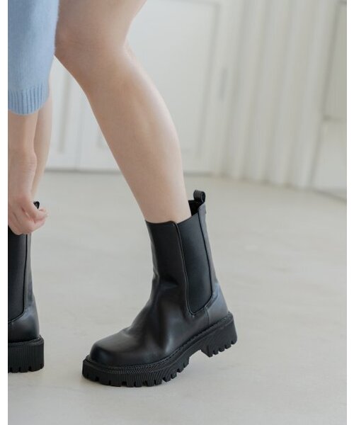 TAGTRAUME（タクトロイメ）の「スローン チェルシー アンクルブーツ - ブラック（ブーツ・レディース・その他・22.5cm/23cm/23.5cm/24cm/24.5cm/25cm）」の2枚目の写真