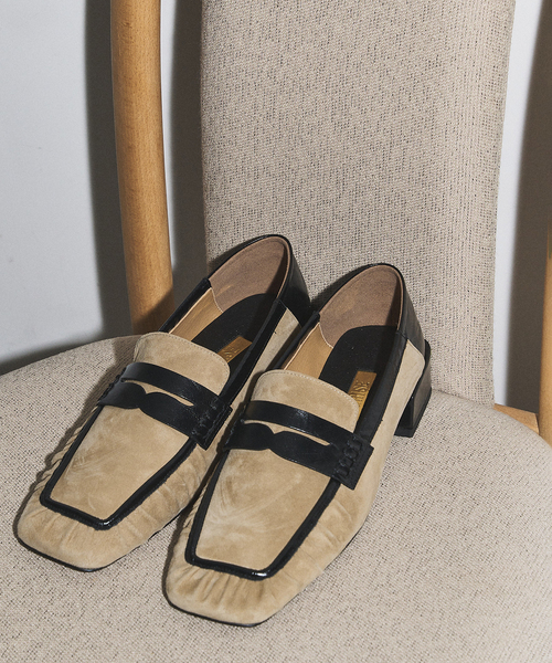 GRISE（グリーズ）の「GRISEレザースクエアギャザーローファー（ローファー・レディース・ブラック/ブルー系その他/ベージュ・25cm/24.5cm/24cm/23.5cm/23cm/22.5cm/22cm）」の2枚目の写真