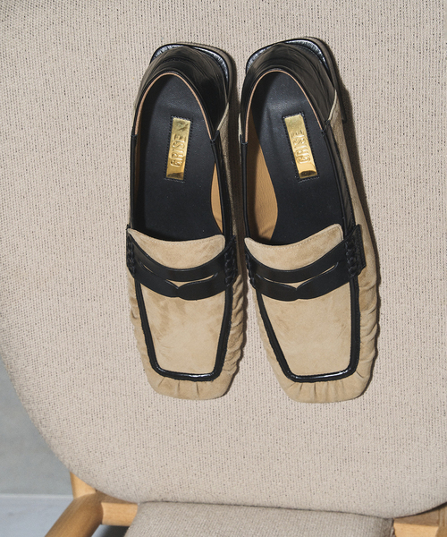 GRISE（グリーズ）の「GRISEレザースクエアギャザーローファー（ローファー・レディース・ブラック/ブルー系その他/ベージュ・25cm/24.5cm/24cm/23.5cm/23cm/22.5cm/22cm）」の6枚目の写真