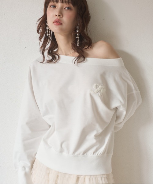 Nadana(ナダナ)の「ワンポイントオフショルプルオーバー(Tシャツ/カットソー・レディース・ホワイト/ネイビー・FREE)」の2枚目の写真
