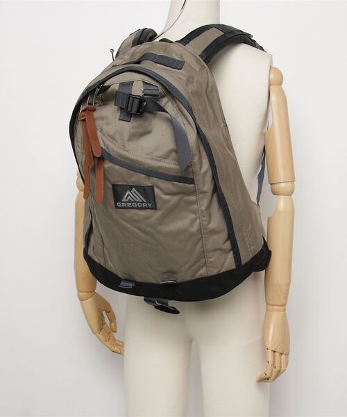 GREGORY(グレゴリー)の「デイパック DAYPACK サンドストーム(バックパック/リュック・メンズ・ベージュ系・ONE SIZE)」の2枚目の写真