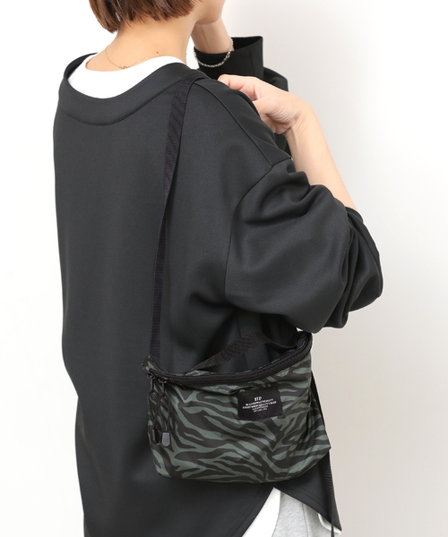 JOURNAL STANDARD relume（ジャーナルスタンダード　レリューム）の「【BAGS IN PROGRESS】FANNYPACK CROSSBODY ZEBRA（ショルダーバッグ・レディース・カーキ・FREE）」の2枚目の写真