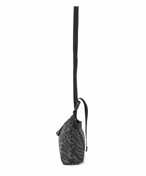 JOURNAL STANDARD relume（ジャーナルスタンダード　レリューム）の「【BAGS IN PROGRESS】FANNYPACK CROSSBODY ZEBRA（ショルダーバッグ・レディース・カーキ・FREE）」の4枚目の写真