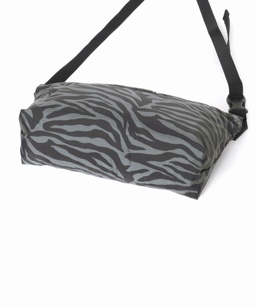 JOURNAL STANDARD relume（ジャーナルスタンダード　レリューム）の「【BAGS IN PROGRESS】FANNYPACK CROSSBODY ZEBRA（ショルダーバッグ・レディース・カーキ・FREE）」の6枚目の写真