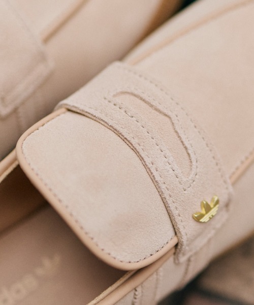 adidas(アディダス)の「HANDBALL SPEZIAL LOAFER W KJ0639(ローファー・レディース・ベージュ・23.0cm/23.5cm/24.0cm/24.5cm/25.0cm/25.5cm/26.0cm/26.5cm/27.0cm/27.5cm/28.0cm/28.5cm/22.0cm/22.5cm)」の4枚目の写真