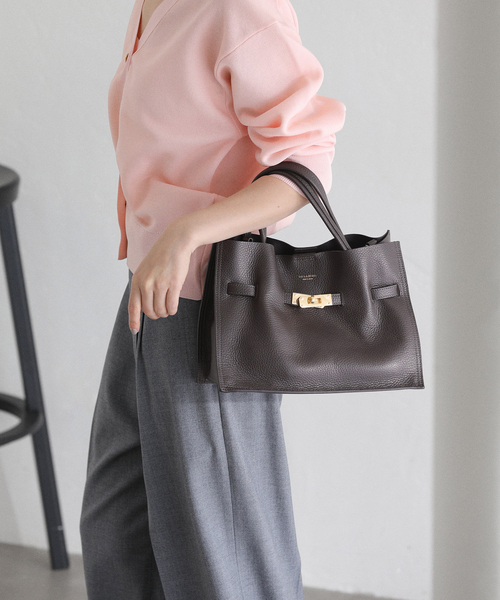 La TOTALITE（ラトータリテ）の「VIOLAd’ORO / ヴィオラドーロ ダブルフェイスレザーバッグ（ショルダーバッグ・レディース・アイボリー/ブラウン・FREE）」の2枚目の写真