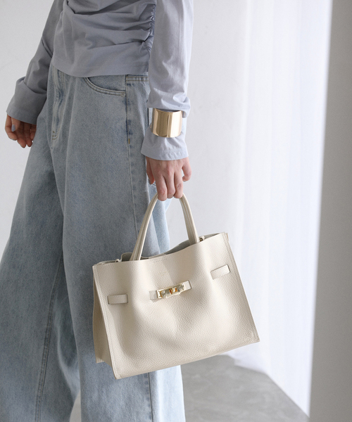 La TOTALITE（ラトータリテ）の「VIOLAd’ORO / ヴィオラドーロ ダブルフェイスレザーバッグ（ショルダーバッグ・レディース・アイボリー/ブラウン・FREE）」の5枚目の写真