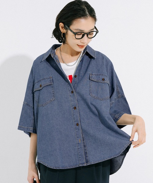 coca(coca)(コカ)の「デニムビック半袖シャツ(シャツ/ブラウス・レディース・ライトブルー/ブルー・M/L)」の2枚目の写真