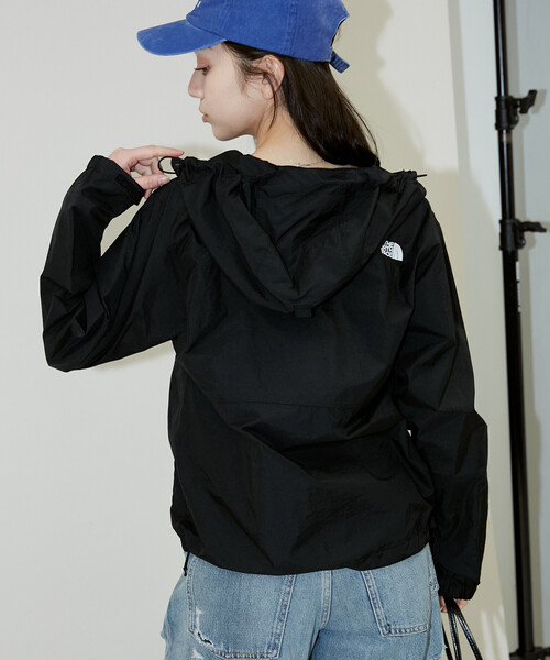 THE NORTH FACE（ザノースフェイス）の「THE NORTH FACE/ザ・ノース・フェイス Compact Jacket　限定展開（マウンテンパーカー・レディース・ベージュ/ブラック・MEDIUM/LARGE/X-LARGE）」の4枚目の写真