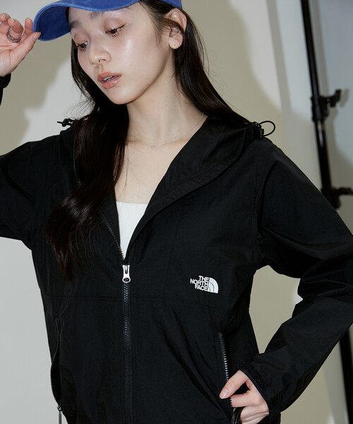 THE NORTH FACE（ザノースフェイス）の「THE NORTH FACE/ザ・ノース・フェイス Compact Jacket　限定展開（マウンテンパーカー・レディース・ベージュ/ブラック・MEDIUM/LARGE/X-LARGE）」の5枚目の写真