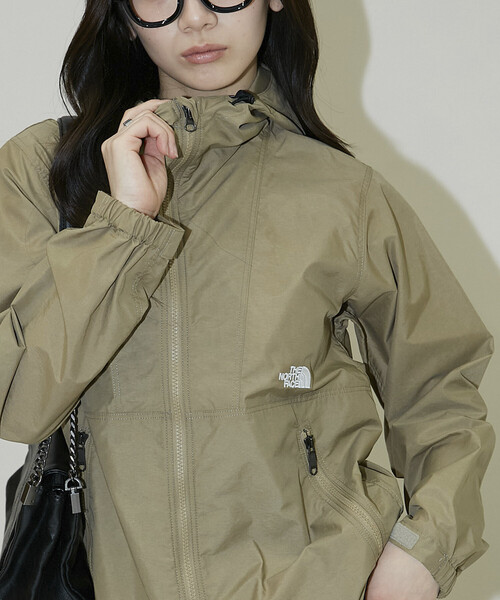 THE NORTH FACE（ザノースフェイス）の「THE NORTH FACE/ザ・ノース・フェイス Compact Jacket　限定展開（マウンテンパーカー・レディース・ベージュ/ブラック・MEDIUM/LARGE/X-LARGE）」の16枚目の写真