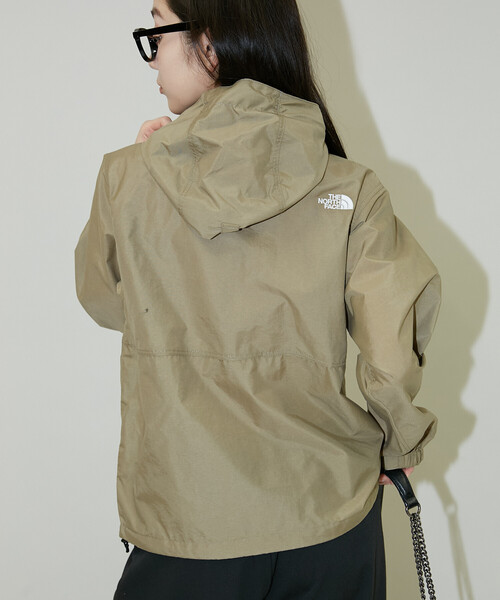 THE NORTH FACE（ザノースフェイス）の「THE NORTH FACE/ザ・ノース・フェイス Compact Jacket　限定展開（マウンテンパーカー・レディース・ベージュ/ブラック・MEDIUM/LARGE/X-LARGE）」の22枚目の写真