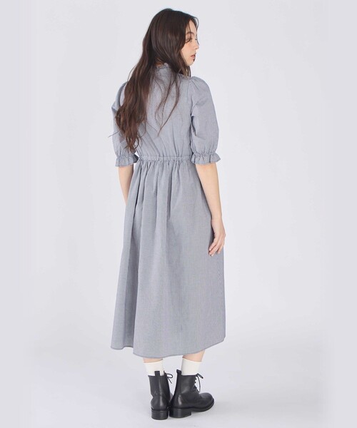 To b. by agnes b.（トゥービーバイアニエスベー）の「ギンガムチェック コットン フリル ワンピース（ワンピース・レディース・ネイビー・36/40/38）」の6枚目の写真