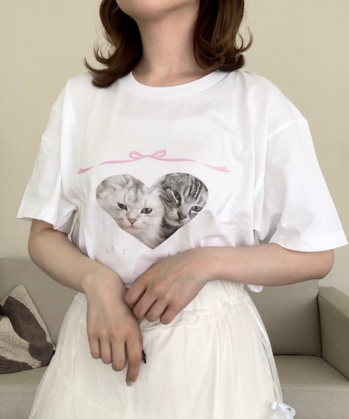 etta(エタ)の「子猫×リボンプリント半袖Tシャツ(Tシャツ/カットソー・レディース・ホワイト・MEDIUM/LARGE/X-LARGE/SMALL)」の1枚目の写真