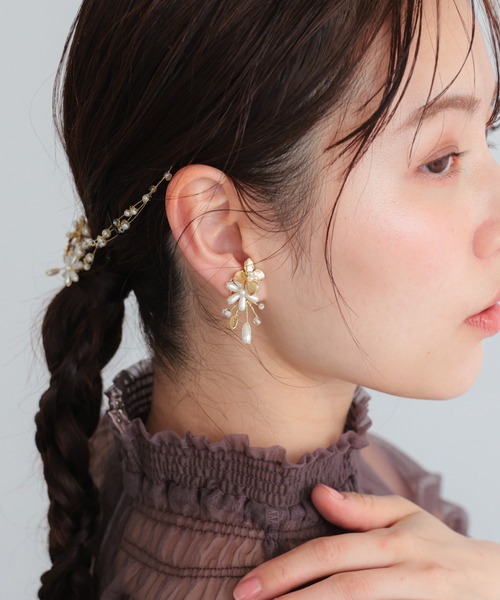 haremode(ハレモード)の「ドレスアクセサリー フラワーモチーフパールイヤリング(イヤリング・レディース・ゴールド/シルバー・FREE)」の4枚目の写真