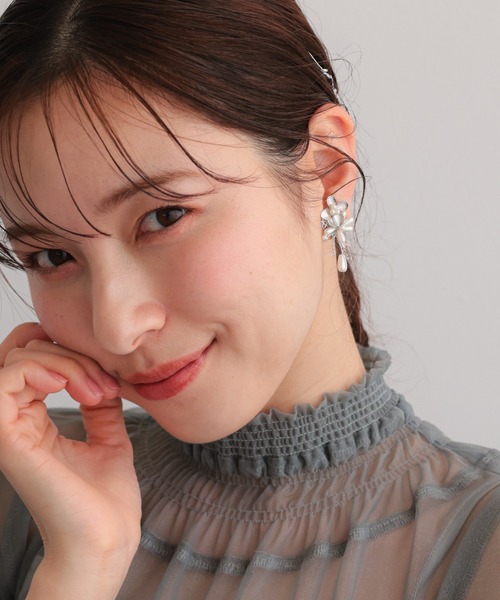 haremode(ハレモード)の「ドレスアクセサリー フラワーモチーフパールイヤリング(イヤリング・レディース・ゴールド/シルバー・FREE)」の5枚目の写真