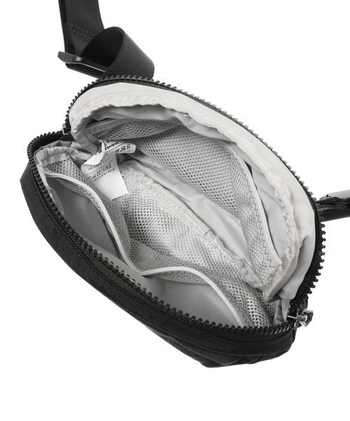 NIKE(ナイキ)の「NIKE AURA WAISTPACK HM6120-013(ショルダーバッグ・メンズ・ブラック・ONE SIZE)」の4枚目の写真