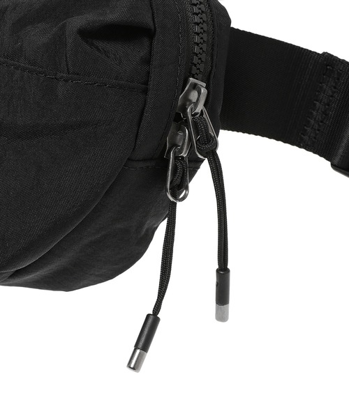 NIKE(ナイキ)の「NIKE AURA WAISTPACK HM6120-013(ショルダーバッグ・メンズ・ブラック・ONE SIZE)」の7枚目の写真