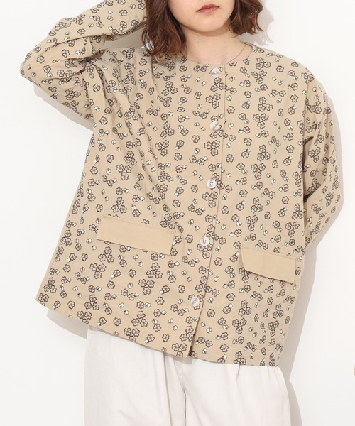 Emago(イマゴ)の「EMAGO クローバー刺繍ショートコート(その他アウター・レディース・ベージュ/ネイビー/カーキ・FREE)」の1枚目の写真