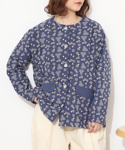 Emago(イマゴ)の「EMAGO クローバー刺繍ショートコート(その他アウター・レディース・ベージュ/ネイビー/カーキ・FREE)」の3枚目の写真