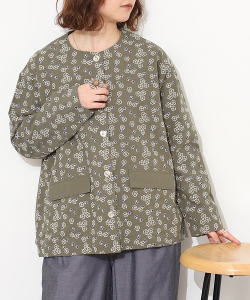 Emago(イマゴ)の「EMAGO クローバー刺繍ショートコート(その他アウター・レディース・ベージュ/ネイビー/カーキ・FREE)」の2枚目の写真