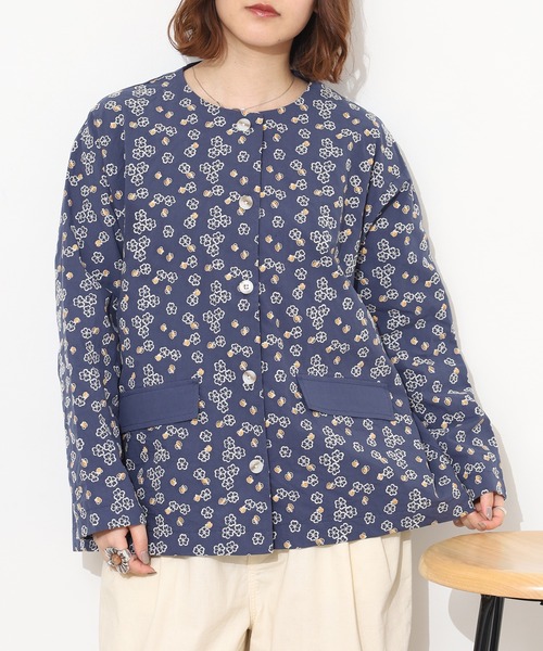 Emago(イマゴ)の「EMAGO クローバー刺繍ショートコート(その他アウター・レディース・ベージュ/ネイビー/カーキ・FREE)」の18枚目の写真