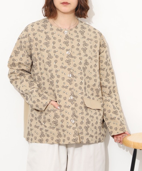 Emago(イマゴ)の「EMAGO クローバー刺繍ショートコート(その他アウター・レディース・ベージュ/ネイビー/カーキ・FREE)」の4枚目の写真