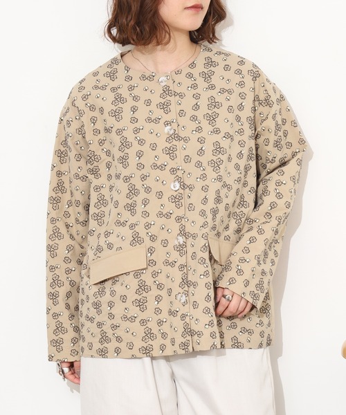 Emago(イマゴ)の「EMAGO クローバー刺繍ショートコート(その他アウター・レディース・ベージュ/ネイビー/カーキ・FREE)」の5枚目の写真