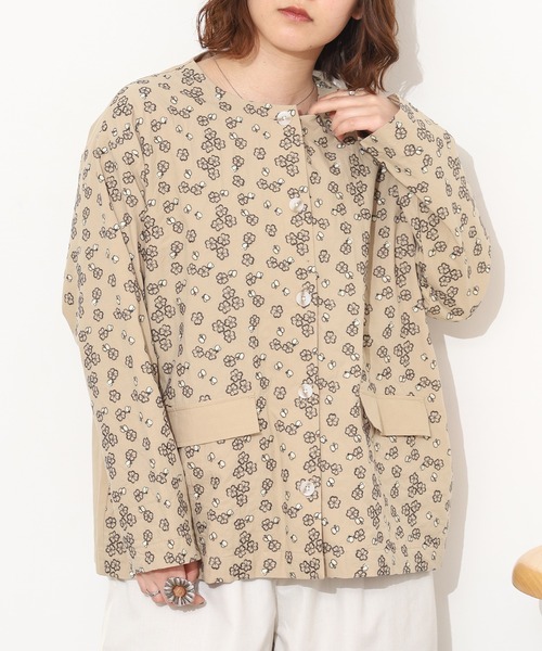 Emago(イマゴ)の「EMAGO クローバー刺繍ショートコート(その他アウター・レディース・ベージュ/ネイビー/カーキ・FREE)」の6枚目の写真