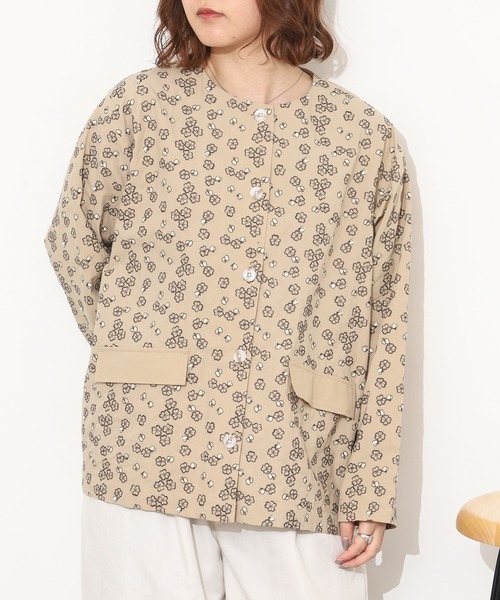 Emago(イマゴ)の「EMAGO クローバー刺繍ショートコート(その他アウター・レディース・ベージュ/ネイビー/カーキ・FREE)」の7枚目の写真