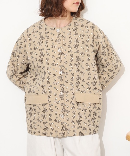 Emago(イマゴ)の「EMAGO クローバー刺繍ショートコート(その他アウター・レディース・ベージュ/ネイビー/カーキ・FREE)」の8枚目の写真