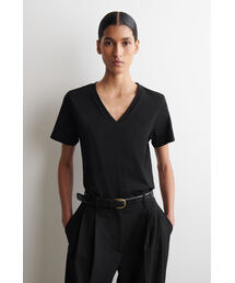 COS（コス）の「コットンVネックTシャツ（Tシャツ/カットソー）」