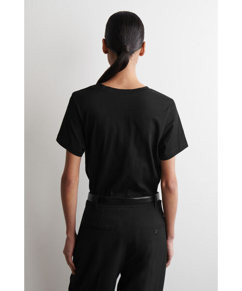 COS（コス）の「コットンVネックTシャツ（Tシャツ/カットソー・レディース・ブラック/ホワイト系・S/L/XL/XS/M）」の4枚目の写真