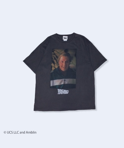 StPT(エスティーピーティー)の「『バック・トゥ・ザ・フューチャー』BACK TO THE FUTURE """Old Biff"" T-Shirt" 半袖プリントTシャツ ビックシルエット ピグメント加工 ヴィンテージライク(Tシャツ/カットソー・メンズ・チャコール/ホワイト・LARGE/X-LARGE/MEDIUM)」の1枚目の写真