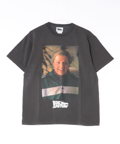StPT(エスティーピーティー)の「『バック・トゥ・ザ・フューチャー』BACK TO THE FUTURE """Old Biff"" T-Shirt" 半袖プリントTシャツ ビックシルエット ピグメント加工 ヴィンテージライク(Tシャツ/カットソー・メンズ・チャコール/ホワイト・LARGE/X-LARGE/MEDIUM)」の6枚目の写真