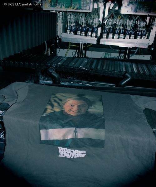 StPT(エスティーピーティー)の「『バック・トゥ・ザ・フューチャー』BACK TO THE FUTURE """Old Biff"" T-Shirt" 半袖プリントTシャツ ビックシルエット ピグメント加工 ヴィンテージライク(Tシャツ/カットソー・メンズ・チャコール/ホワイト・LARGE/X-LARGE/MEDIUM)」の4枚目の写真