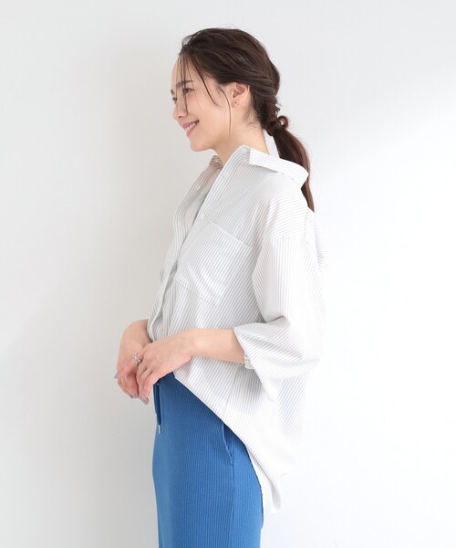SHOO・LA・RUE（シューラルー）の「【ひんやり/UV/吸水速乾/洗濯後しわになりにくい】ラッシュガードにもなる ストライプシャツ（シャツ/ブラウス・レディース・チャコール/ブルー系7/グリーン系3・04/03/02/01）」の13枚目の写真