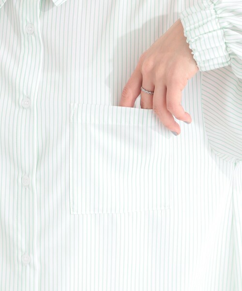 SHOO・LA・RUE（シューラルー）の「【ひんやり/UV/吸水速乾/洗濯後しわになりにくい】ラッシュガードにもなる ストライプシャツ（シャツ/ブラウス・レディース・チャコール/ブルー系7/グリーン系3・04/03/02/01）」の22枚目の写真