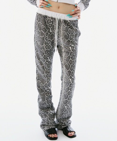 BLONDEY(ブロンディ)の「SEMI-FLARE SWEAT PANTS(スウェットパンツ・レディース・パイソン/カモフラージュ・SMALL/MEDIUM)」の1枚目の写真