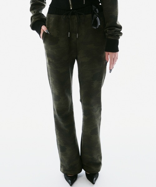 BLONDEY(ブロンディ)の「SEMI-FLARE SWEAT PANTS(スウェットパンツ・レディース・パイソン/カモフラージュ・SMALL/MEDIUM)」の2枚目の写真