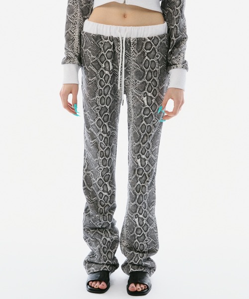 BLONDEY(ブロンディ)の「SEMI-FLARE SWEAT PANTS(スウェットパンツ・レディース・パイソン/カモフラージュ・SMALL/MEDIUM)」の3枚目の写真