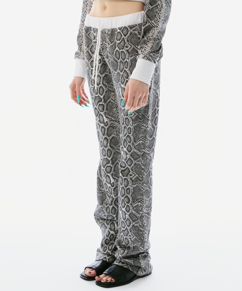 BLONDEY(ブロンディ)の「SEMI-FLARE SWEAT PANTS(スウェットパンツ・レディース・パイソン/カモフラージュ・SMALL/MEDIUM)」の4枚目の写真