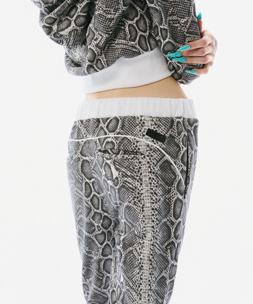 BLONDEY(ブロンディ)の「SEMI-FLARE SWEAT PANTS(スウェットパンツ・レディース・パイソン/カモフラージュ・SMALL/MEDIUM)」の8枚目の写真