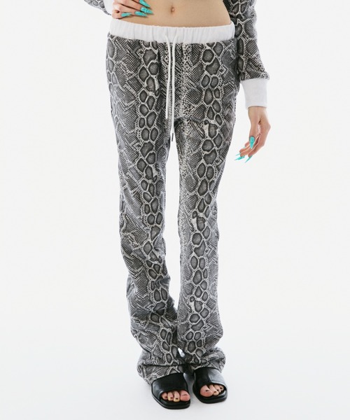 BLONDEY(ブロンディ)の「SEMI-FLARE SWEAT PANTS(スウェットパンツ・レディース・パイソン/カモフラージュ・SMALL/MEDIUM)」の11枚目の写真