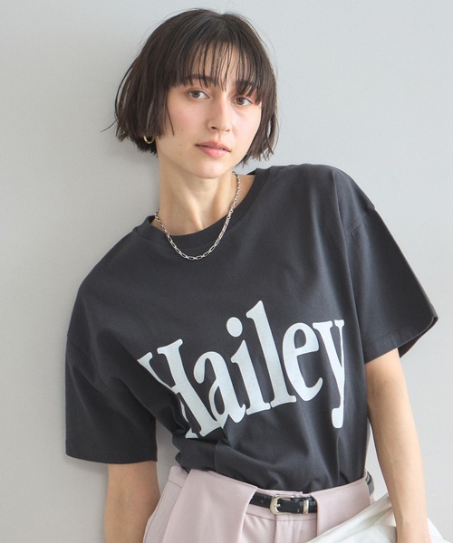&. NOSTALGIA（アンドドットノスタルジア）の「HaileyビッグロゴTシャツ（Tシャツ/カットソー・レディース・オフホワイト/チャコールグレー・M）」の2枚目の写真