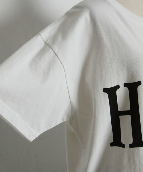 &. NOSTALGIA（アンドドットノスタルジア）の「HaileyビッグロゴTシャツ（Tシャツ/カットソー・レディース・オフホワイト/チャコールグレー・M）」の6枚目の写真