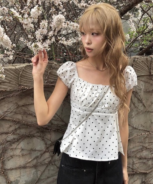 anyonemore(エニワンモア)の「ドットパフフレンチスクエアネックホワイトブラウス(シャツ/ブラウス・レディース・ホワイト・FREE)」の2枚目の写真